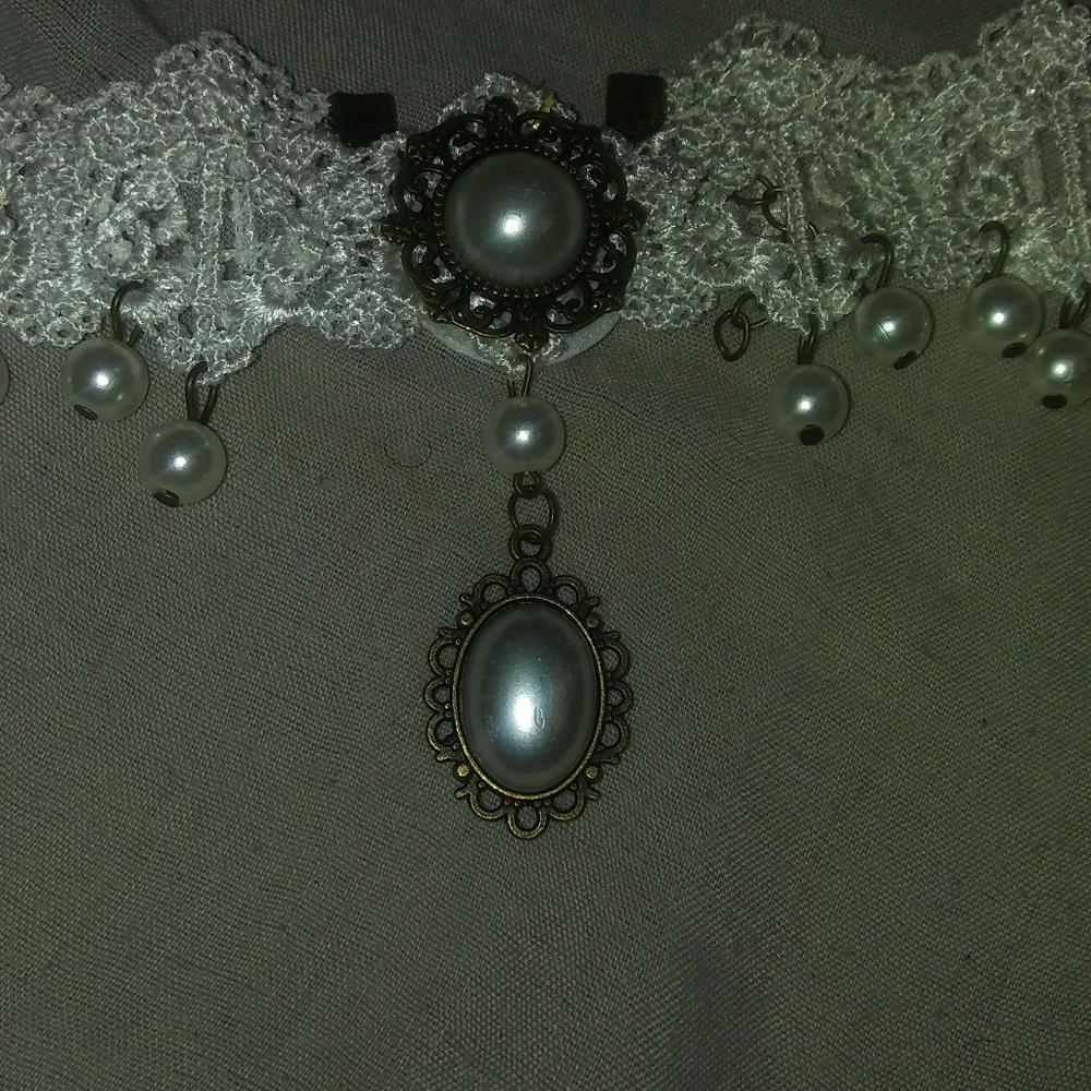 White laced pearl choker